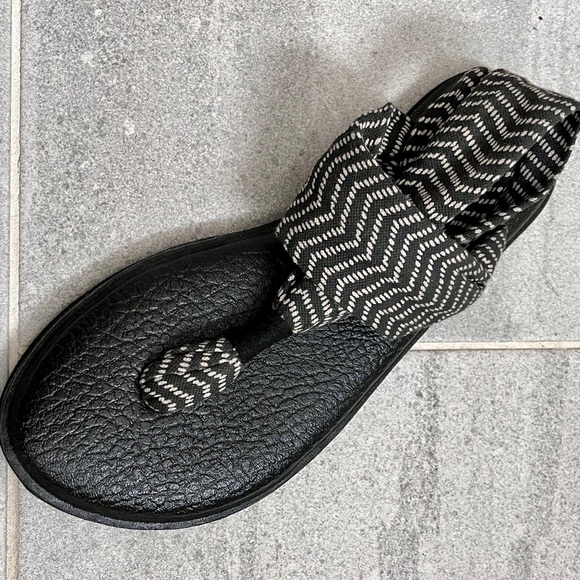 Sanuk Yoga Sling Sandals with a Black and White Pattern Size 8 - Picture 5 of 7